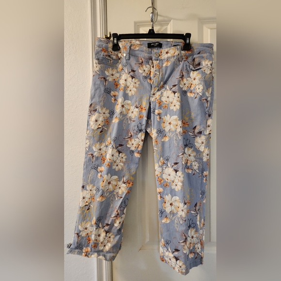 Floral Cropped Jeans - Picture 1 of 3